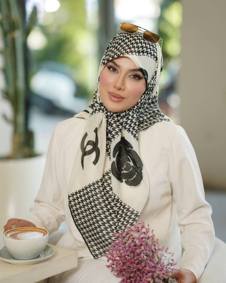روسری نخ وال دور دست دوز طرح مارک